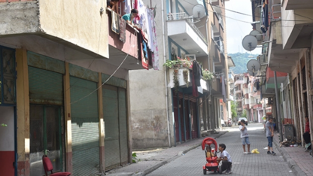 Balkondan den ocuk ar yaraland