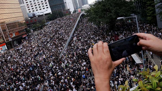 Hong Kong'da zanllarn in'e iadesiyle ilgili dzenleme gsteriler nedeniyle ertelendi