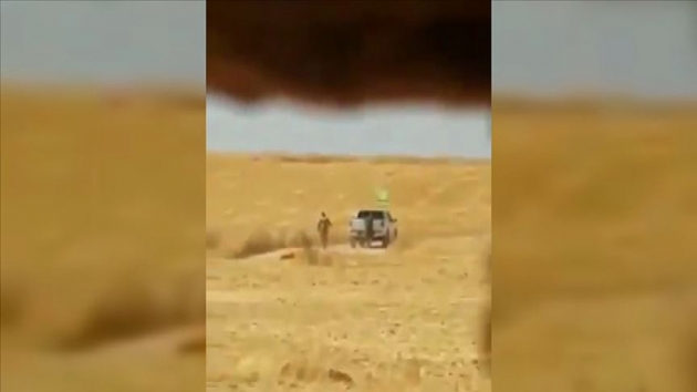 YPG/PKK'l terristler sivillere ait arazileri atee verirken grntlendi