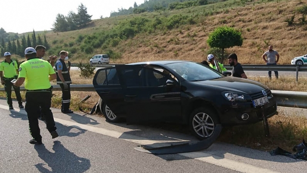 Mersin'de bariyerlere arpan otomobildeki iki uzman avu hayatn kaybetti