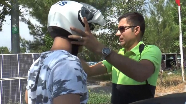 Diyarbakr'da snava ge kalma tehlikesi yaayan renci, polis motosikletine bindirilerek okula gtrld