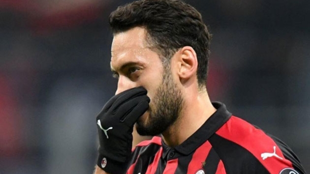 Milan, Hakan alhanolu'nun biletini kesti