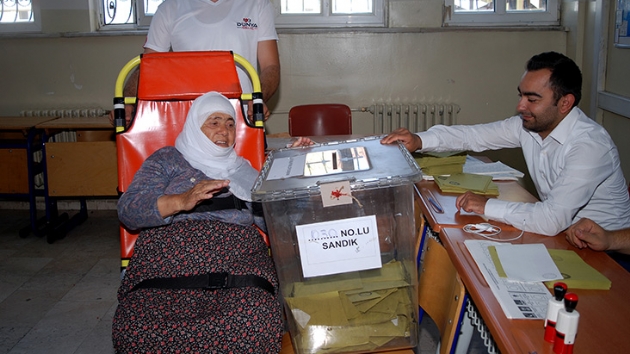 77 yandaki Fatma Tunca oy kullanmaya ambulansla getirildi