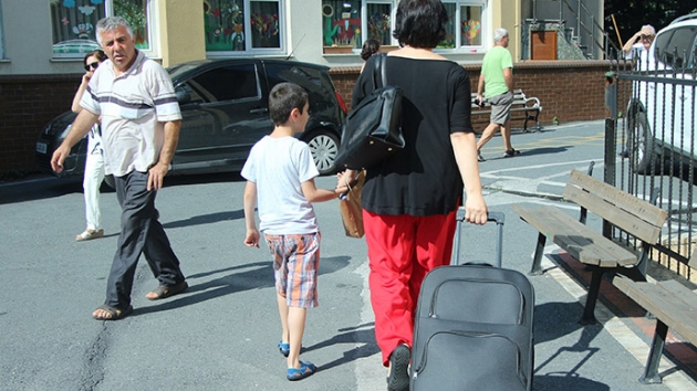 Oy kullanmaya bavullaryla geldiler