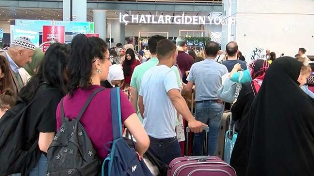 Oyunu kullanan vatandalar tatile gitmek iin havalimanna akn etti