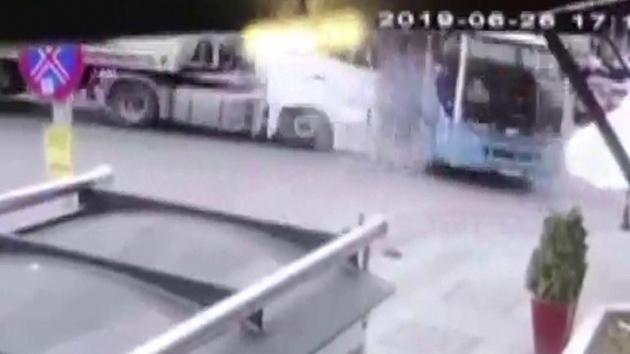 Tuzla'da hafriyat kamyonu halk otobsne arpt: 10 yaral