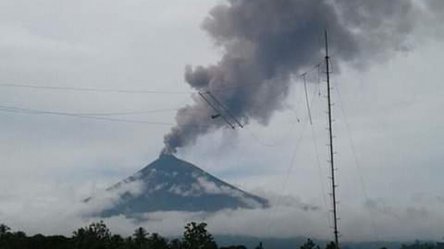 Papua Yeni Ginede yanarda patlad, binlerce kii tahliye edildi