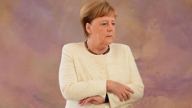 Almanya Babakan Angela Merkel yine titrerken grntlendi