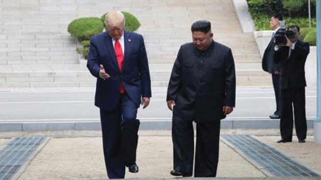ABD Bakan Trump, Kuzey Kore lider Kim Jong-un'la askerden arndrlm blgede bir araya geldi