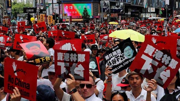 Hong Kong'da protestolar in'e katlmn yl dnmnde de srd
