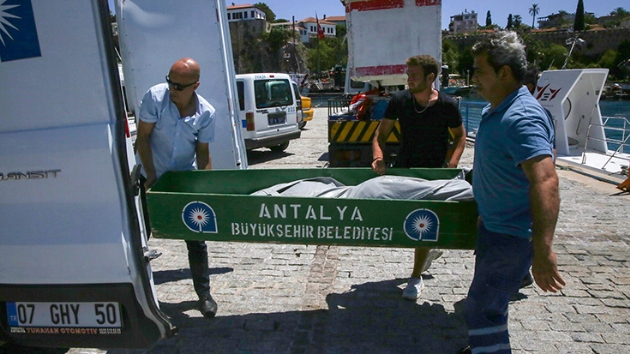 Antalya'da denizde erkek cesedi bulundu