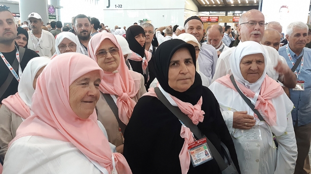 lk hac adaylar stanbul Havaliman'ndan yola kt