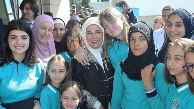 Emine Erdoan Bosna Hersek'te Maarif okullarn ziyaret etti