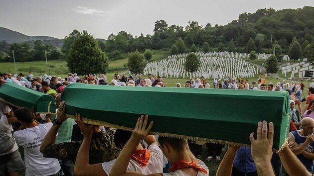 Srebrenitsa kurbanlarnn cenazeleri ant mezarla tand