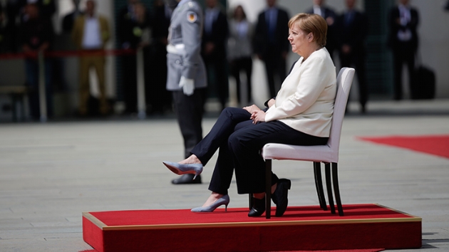 Merkel'in titreme nbeti geirmemesi iin sandalyeli nlem alnd
