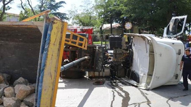 skdar'da hafriyat kamyonu devrildi