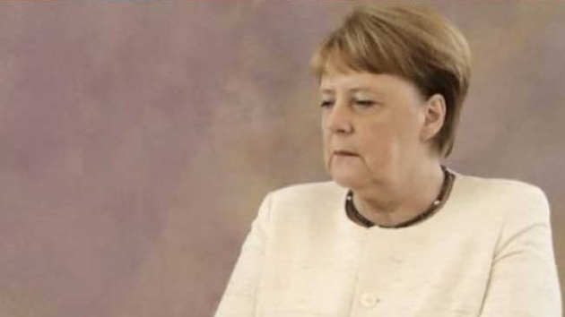 Merkel'in tatile karken yanna ald kitap endieleri artrd