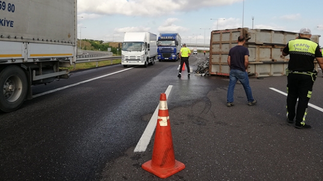 Kuzey Marmara Otoyolu'nda kamyon devrildi