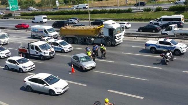 Baclar TEM Otoyolu'ndaki zincirleme kaza trafii kilitledi