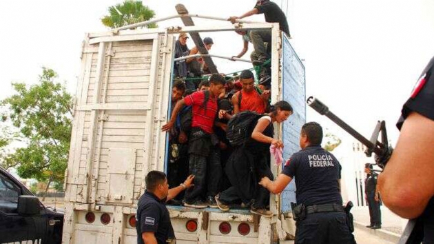 Meksika'da kamyon kasasnda gnlerce a ve susuz tutulan 150 gmen bulundu       