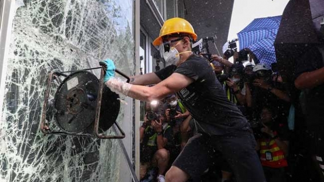 Hong Kong'da protestolar havaalanna tand
