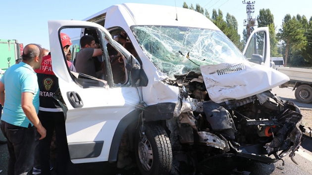 Sivas'ta trafik kazas: 4' polis 6 yaral