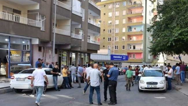 Sokakta vahet! Kz ocuu, erkek ocuu boazndan baklayarak ldrd