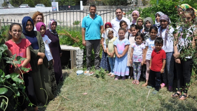 Bakan Seluk ar yapmt... Yavru kpeklere okul bahesinde bakyorlar