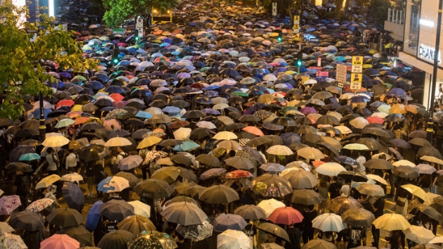 Hong Kongda hkumet kartlar yeniden sokaklaraa dkld