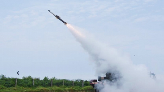 Hindistan, Pakistan'la trmanan gerilimin glgesinde hava savunma sistemi test etti