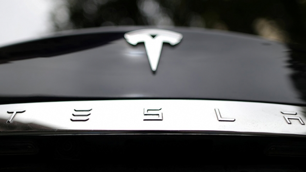 Teslann elektirikli otomobillerinden biri alev ald
