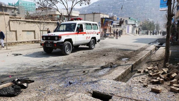 Afganistan'da yol kenarna yerletirilen bomba patlad: 5 l, 3 yaral