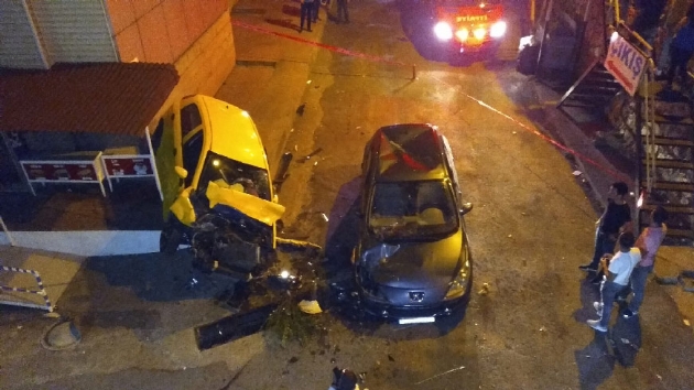 Zonguldak'ta otomobil 10 metreden baka bir aracn zerine dmesi sonucu 2 kii yaraland