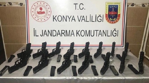 Konya'da dzenlenen operasyonda ruhsatsz 15 tabanca ve bir av tfei 