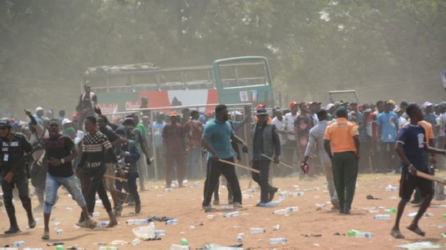 Nijerya'da vali yardmcsnn konvoyuna saldrda 5 polis ld
