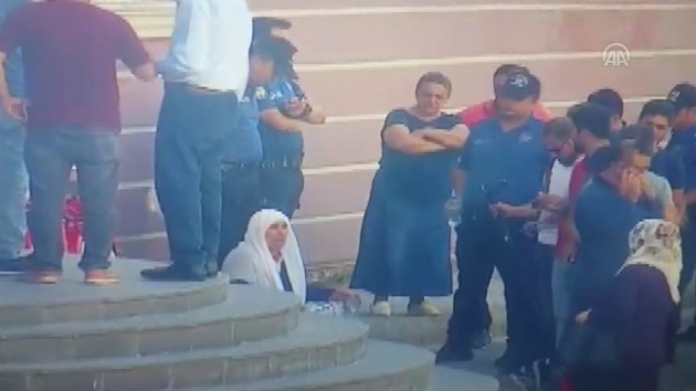 Gz yal anne daa karldn iddia ettii olu iin HDP nnde oturma eylemine balad