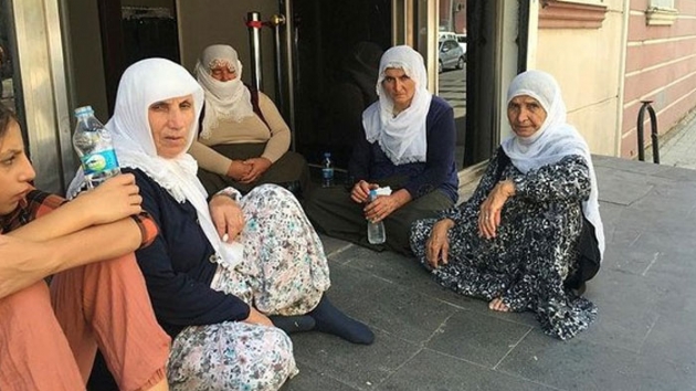 Olu iin HDP l Bakanl nnde oturma eylemi yapan anne: HDP kimseyi kandrmasn