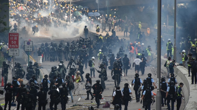 Hong Kong polisinden protestoculara polis gz yaartc gazla mdahale etti