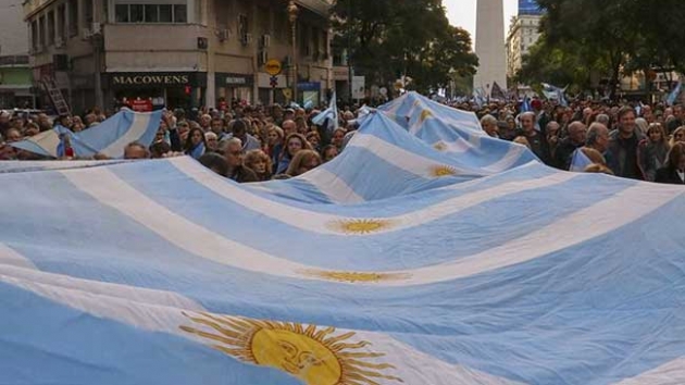 Arjantin'de halk hkmete destek olmak iin sokaa dkld