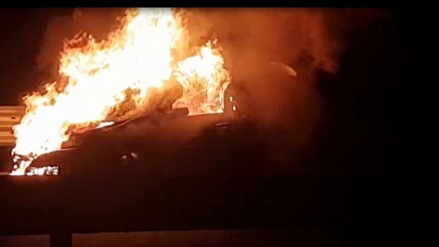 Hareket halindeki otomobil alev alev yand