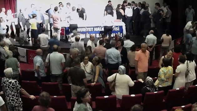 Kaftancolunun katld toplantda CHP'liler birbirine girdi! Mikrofon frlattlar
