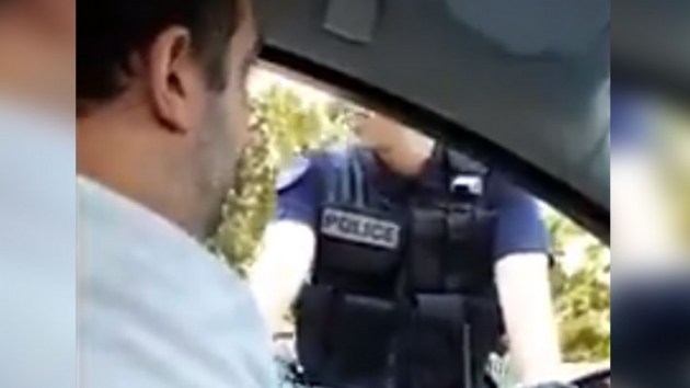 Trkleri aalamaya alan Fransz polisine dersini byle verdi