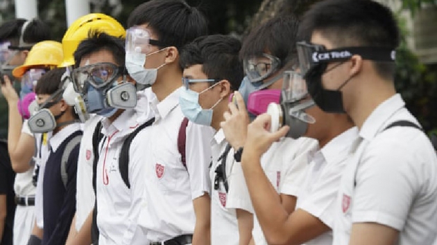 Hong Kong'da protestocu renciler derslere girmedi       