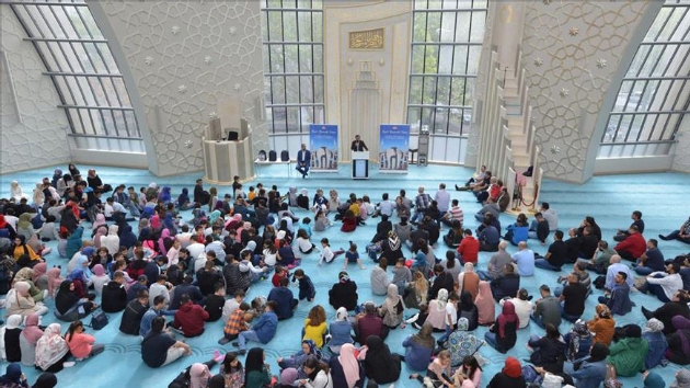 Almanya'da Mslman renciler camide dua ederek okula balad