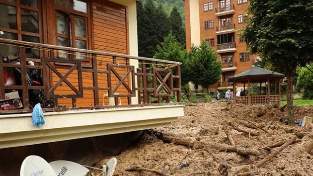 Hemin'deki sel ve heyelanlarda tek katl ev kt, 24 daireli apartman boaltld