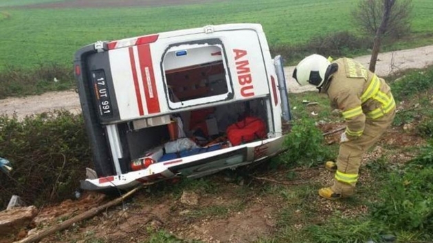 Denizli'de ambulans arampole devrildi: 5 yaral