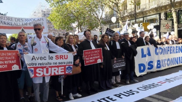 Fransa'da hkmetin emeklilik reformu protesto edildi
