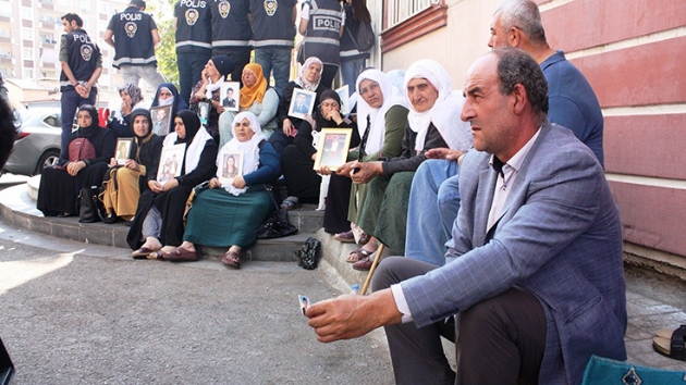 HDP nnde eylem yapan ailelerin sesi  gibi bymeye devam ediyor