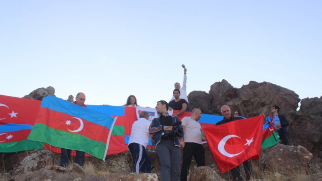 2 bin 560 metrede, Trk ve Azerbaycan bayra atlar