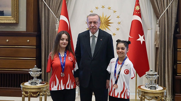 Cumhurbakan Erdoan, Smeyye ve Sevilay' kabul etti